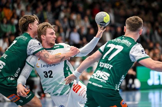 Goeppingen, Deutschland, 01.10.25: Victor Kloeve (FRISCH AUF! Goeppingen), Franz Semper (SC DHfK Leipzig) und David Schmidt (FRISCH AUF! Goeppingen) im Zweikampf waehrend des DHB Pokal 2 Runde Spiels zwischen FRISCH AUF! Goeppingen vs SC DHfK Leipzig in der EWS Arena am 01. Oktober 2025 in Goeppingen, Deutschland. (Foto von Harry Langer DeFodi Images) Goeppingen, Germany, 01.10.25: Victor Kloeve (FRISCH AUF! Goeppingen), Franz Semper (SC DHfK Leipzig) und David Schmidt (FRISCH AUF! Goeppingen) battle for the ball during the DHB Pokal 2 Runde match between FRISCH AUF! Goeppingen vs SC DHfK Leipzig at EWS Arena on October 1, 2025 in Goeppingen, Germany. (Photo by Harry Langer DeFodi Images) (Photo by Harry Langer DeFodi Images) Goeppingen, Germany, 01 10 25 Victor Kloeve FRISCH AUF Goeppingen , Franz Semper SC DHfK Leipzig and David Schmidt FRISCH AUF Goeppingen in a duel during the DHB Pokal 2 round match between FRISCH AUF Goeppingen vs SC DHfK Leipzig at EWS Arena on October 01, 2025 in Goeppingen, Germany Photo by Harry Langer DeFodi Images Goeppingen, Germany, 01 10 25 Victor Kloeve FRISCH AUF Goeppingen , Franz Semper SC DHfK Leipzig and David Schmidt FRISCH AUF Goeppingen battle for the ball during the DHB Pokal 2 Runde match between FRISCH AUF Goeppingen vs SC DHfK Leipzig at EWS Arena on October 1, 2025 in Goeppingen, Germany Photo by Harry Langer DeFodi Images Photo by Harry Langer DeFodi Images