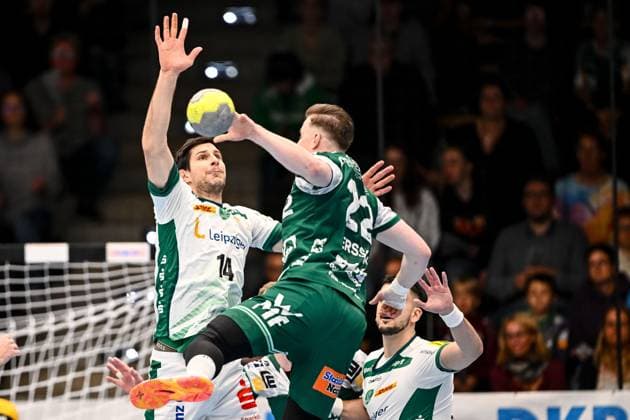 Goeppingen, Deutschland, 01.10.25: Marko Maic (SC DHfK Leipzig) und Erik Persson (FRISCH AUF! Goeppingen) im Zweikampf waehrend des DHB Pokal 2 Runde Spiels zwischen FRISCH AUF! Goeppingen vs SC DHfK Leipzig in der EWS Arena am 01. Oktober 2025 in Goeppingen, Deutschland. (Foto von Harry Langer DeFodi Images) Goeppingen, Germany, 01.10.25: Marko Maic (SC DHfK Leipzig) und Erik Persson (FRISCH AUF! Goeppingen) battle for the ball during the DHB Pokal 2 Runde match between FRISCH AUF! Goeppingen vs SC DHfK Leipzig at EWS Arena on October 1, 2025 in Goeppingen, Germany. (Photo by Harry Langer DeFodi Images) (Photo by Harry Langer DeFodi Images) Goeppingen, Germany, 01 10 25 Marko Maic SC DHfK Leipzig and Erik Persson FRISCH AUF Goeppingen battle for the ball during the DHB Pokal 2 round match between FRISCH AUF Goeppingen vs SC DHfK Leipzig at EWS Arena on October 01, 2025 in Goeppingen, Germany Photo by Harry Langer DeFodi Images Goeppingen, Germany, 01 10 25 Marko Maic SC DHfK Leipzig and Erik Persson FRISCH AUF Goeppingen battle for the ball during the DHB Pokal 2 Runde match between FRISCH AUF Goeppingen vs SC DHfK Leipzig at EWS Arena on October 1, 2025 in Goeppingen, Germany Photo by Harry Langer DeFodi Images Photo by Harry Langer DeFodi Images