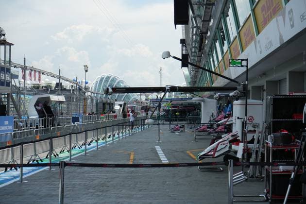 FORMULA 1 SINGAPORE AIRLINES SINGAPORE GRAND PRIX 2025 02.10.2025, Marina Bay Street Circuit, Singapore, FORMULA 1 SINGAPORE AIRLINES SINGAPORE GRAND PRIX 2025 , im Bild Übersicht der Boxengasse in Singapur.