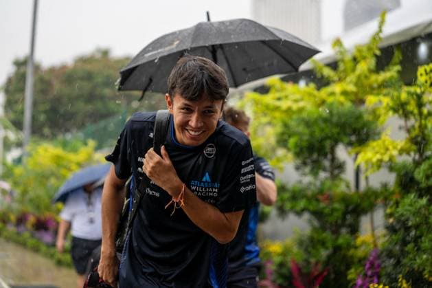 Formula 1 Singapore Airlines Singapore Grand Prix - Arrivals Alexander Albon (Tha) of Williams Racing 23 entering the paddock under the rain on Thursday (Media Day) during Formula 1 Singapore Airlines Singapore Grand Prix 2025 at the Marina Bay Street Circuit Singapore on October 2, 2025. Photo by Antoine Lapeyre ABACAPRESS.COM Singapore Singapore  Copyright: xLapeyrexAntoine ABACAx