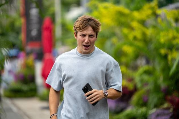 Formula 1 Singapore Airlines Singapore Grand Prix - Arrivals Liam Lawson (Nzl) of Racing Bulls (Visa Cash App) 30 entering the paddock under the rain on Thursday (Media Day) during Formula 1 Singapore Airlines Singapore Grand Prix 2025 at the Marina Bay Street Circuit Singapore on October 2, 2025. Photo by Antoine Lapeyre ABACAPRESS.COM Singapore Singapore  Copyright: xLapeyrexAntoine ABACAx