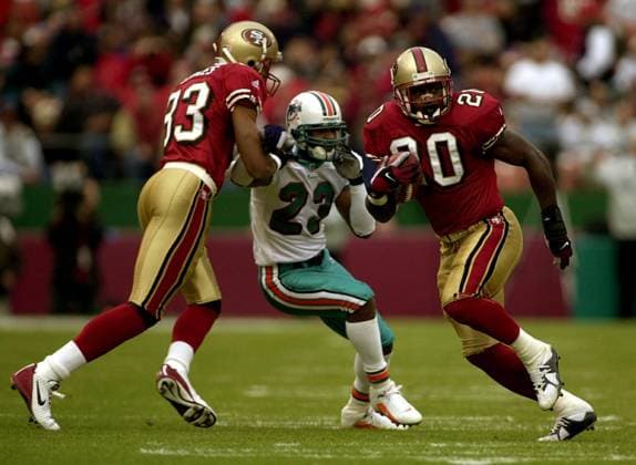 NFL, American Football Herren, USA 2001: SF 49ers vs Miami Dolphins Dec 16, 2001 San Francisco, CA, USA San Francisco 49er Garrison Hearst looks up field as teammate JJ Stokes makes a block on Miami Dolphin Patrick Surtain in the 1st quarter of play on Sunday December 16,2001 at 3 Com Park in San Francisco, Calif. San Francisco CA USA Copyright: xBobxLarsonx San Francisco USA - ZUMA0827 20011216_ccc_c99_311 Copyright: xIMAGO BobxLarsonx
