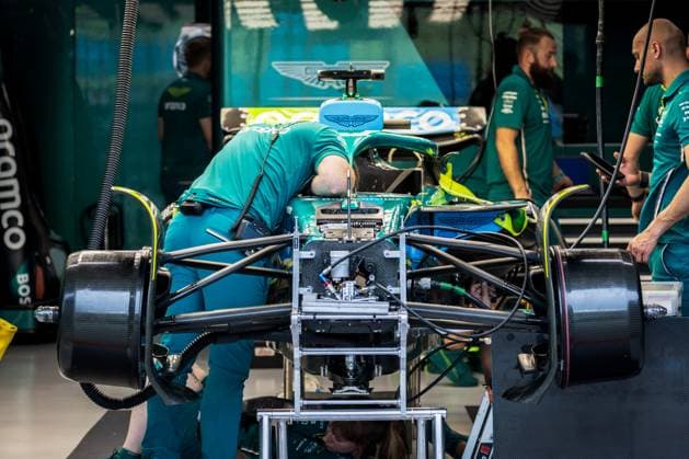 2025 Formula One Singapore Grand Prix Marina Bay Street Circuit, Singapore, Singapore. 2.October.2025; Aston Martin Aramco F1 Team AMR25 and engineers in the garage during Formula One Singapore Grand Prix (Photo by Jay Hirano) Singapore Marina Bay Street Circuit Singapore Copyright: xJayxHiranox