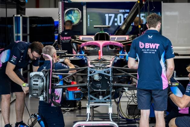 2025 Formula One Singapore Grand Prix Marina Bay Street Circuit, Singapore, Singapore. 2.October.2025; BWT Alpine F1 Team A525 and engineers in the garage during Formula One Singapore Grand Prix (Photo by Jay Hirano) Singapore Marina Bay Street Circuit Singapore Copyright: xJayxHiranox
