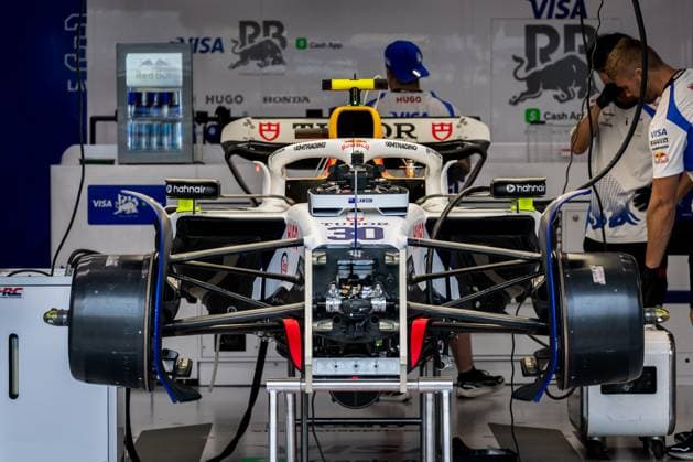 2025 Formula One Singapore Grand Prix Marina Bay Street Circuit, Singapore, Singapore. 2.October.2025; Visa Cash App RB Formula One Team VCARB 02 and engineers in the garage during Formula One Singapore Grand Prix (Photo by Jay Hirano) Singapore Marina Bay Street Circuit Singapore Copyright: xJayxHiranox