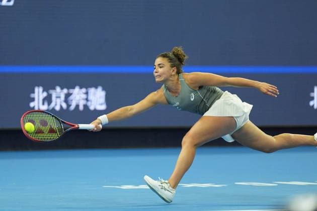 (251002) -- BEIJING, Oct. 2, 2025 -- Jasmine Paolini of Italy hits a return to Amanda Anisimova of the United States during the women s singles quarterfinal match at 2025 China Open tennis tournament in Beijing, China, Oct. 2, 2025. ) (SP)CHINA-BEIJING-TENNIS-CHINA OPEN-WOMEN S SINGLES (CN) XiexHan 