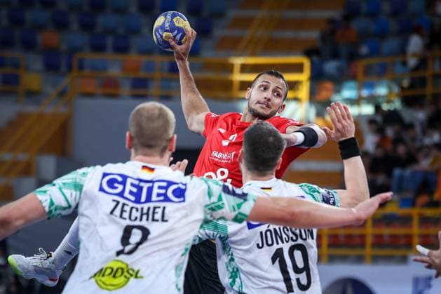 SC Magdeburg V AL Ahly - 18th IHF Men s Handball Club World Championship, WM, Weltmeisterschaft 2025 - Bronze Medal Match Elvar Jonsson of SC Magdeburg battles for the ball with Nabil Sherif of Al Ahly during the 18th IHF Men s Handball Club World Championship 2025 Bronze Medal match between SC Magdeburg and Al Ahly SC in New Capital Sports Hall in Cairo, Egypt, on October 2, 2025. Cairo Egypt  Copyright: xAymanxArefx originalFilename:aref-notitle251002_npC8r.jpg