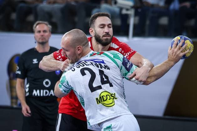 SC Magdeburg V AL Ahly - 18th IHF Men s Handball Club World Championship, WM, Weltmeisterschaft 2025 - Bronze Medal Match Christian O Sullivan of SC Magdeburg battles for the ball with Yasser Saifeldeen of Al Ahly during the 18th IHF Men s Handball Club World Championship 2025 Bronze Medal match between SC Magdeburg and Al Ahly SC in New Capital Sports Hall in Cairo, Egypt, on October 2, 2025. Cairo Egypt  Copyright: xAymanxArefx originalFilename:aref-notitle251002_nptIA.jpg