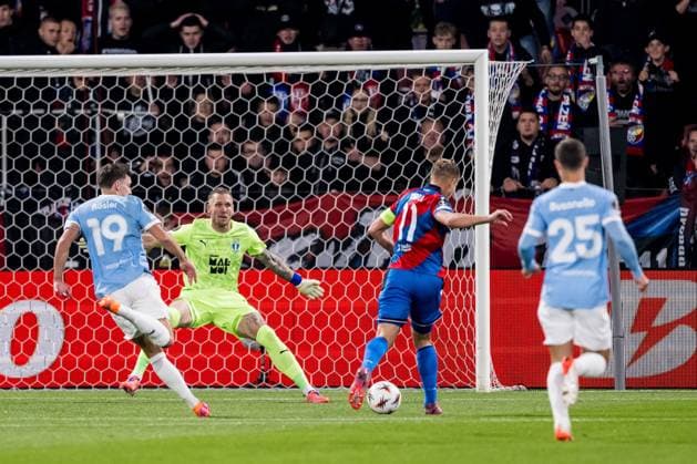 251002 Colin Rösler and goalkeeper Robin Olsen of Malmö FF and Matej Vydra of Viktoria Plzen during the UEFA Europa League football match between Viktoria Plzen and Malmö FF on October 2, 2025 in Plzen. Photo: Petter Arvidson BILDBYRAN kod PA PA1092 fotboll football soccer fotball uefa europa league europa league viktoria plzen malmö ff bbeng bbauto Copyright: PETTERxARVIDSON BB251002PA071