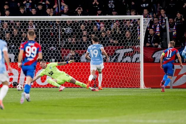 251002 Goalkeeper Robin Olsen of Malmö FF during the UEFA Europa League football match between Viktoria Plzen and Malmö FF on October 2, 2025 in Plzen. Photo: Petter Arvidson BILDBYRAN kod PA PA1092 fotboll football soccer fotball uefa europa league europa league viktoria plzen malmö ff bbeng bbauto Copyright: PETTERxARVIDSON BB251002PA072