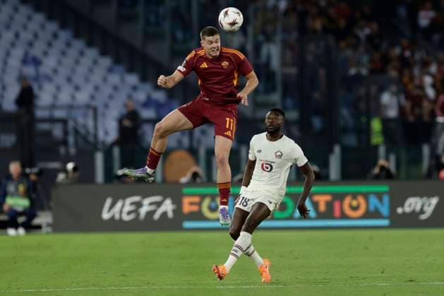 UEFA Europa League AS Roma vs Lille Olympique Sporting Club Lille Mwtropole Roma™s Irish forward Evan Ferguson challenges for the ball with Lille™s defender Chancel Mbemba during UEFA Europa League phase mech day 2 match between AS Roma vs Lille Olympique Sporting Club Lille Mwtropole at Olimpico stadium on October 02, 2025 in Rome, Italy. _BPH3052 Copyright: xAntonioxBalascox