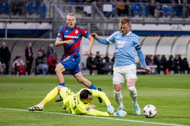 251002 Goalkeeper Martin Jedlicka of Viktoria Plzen and Anders Christiansen of Malmö FF during the UEFA Europa League football match between Viktoria Plzen and Malmö FF on October 2, 2025 in Plzen. Photo: Petter Arvidson BILDBYRAN kod PA PA1092 fotboll football soccer fotball uefa europa league europa league viktoria plzen malmö ff bbeng bbauto Copyright: PETTERxARVIDSON BB251002PA077