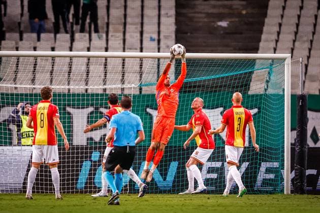ATHENS , 02-10-2025 , Olympic Athletic Center of Athens Spyros Louis , season 2025 2026 , UEFA Europa League League phase . match between Panathinaikos and Go Ahead Eagles, Picture shows GA Eagles goalkeeper Jari de Busser Panathinaikos - Go Ahead Eagles  x31323053x Copyright: