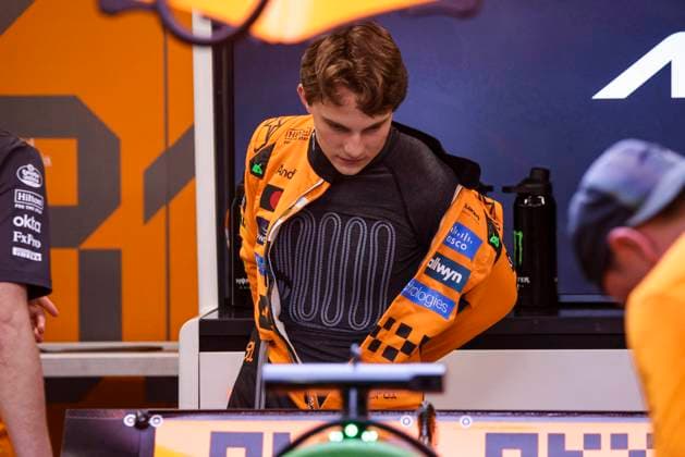F1 - SINGAPORE GRAND PRIX 2025 PIASTRI Oscar (aus), McLaren F1 Team MCL39, portrait cooling vest during the 2025 Formula 1 Singapore Grand Prix, 18th round of the 2025 FIA Formula One World Championship, WM, Weltmeisterschaft from October 3 to 5, 2025 on the Marina Bay Street Circuit, in Singapore - SingaporeSingapore  Copyright: xXavixBonillax
