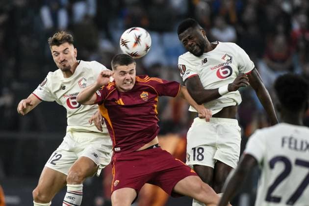 Thomas Meunier of LOSC Lille, Evan Ferguson of AS Roma and Chancel Mbemba of LOSC Lille during the UEFA Europa League 2025 2026 football match between AS Roma and LOSC Lille at Stadio Olimpico in Rome (Italy), October 2, 2025. andreaxstaccioli
