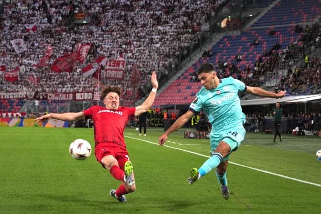 Bologna s Nicolo Cambiaghi fights for the ball with Freiburg s Philipp Treu during the UEFA Europa League soccer match between Bologna and Freiburg at the Renato DallÕAra Stadium in Bologna, north Italy - Thursday, October 2, 2025 -  Copyright: xMassimoxPaolone LaPressex