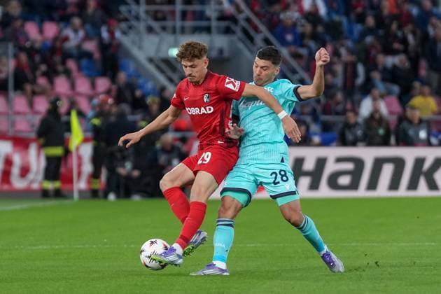 Philipp Treu (SC Freiburg, 29) im Zweikampf mit NicolÃ² Cambiaghi Nicolo Cambiaghi (FC Bologna, 28) , Italien, Fussball, UEFA Europa League, 2.Spieltag, Ligaphase, 2025 2026, Bologna FC vs. SC Freiburg, 02.10.2025, Stadio Renato Dall™Ara, Bologna, Italien Bologna Stadio Renato Dall™Ara Emilia-Romagna Italien Copyright: xArnexAmbergx