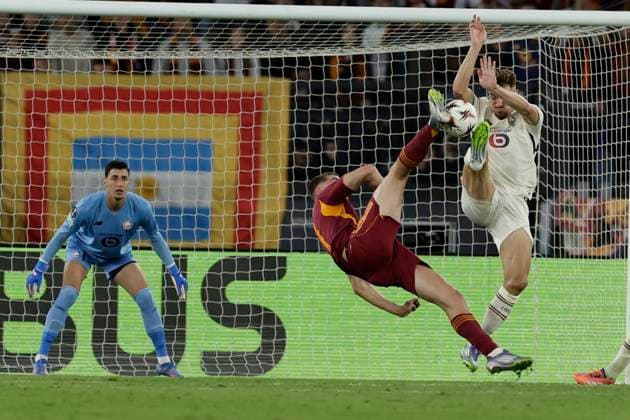 UEFA Europa League AS Roma vs Lille Olympique Sporting Club Lille Mwtropole Roma™s Irish forward Evan Ferguson challenges for the ball with Lille™s Belgian defender Thomas Meunier during UEFA Europa League phase mech day 2 match between AS Roma vs Lille Olympique Sporting Club Lille Mwtropole at Olimpico stadium on October 02, 2025 in Rome, Italy. _BPH3237 Copyright: xAntonioxBalascox