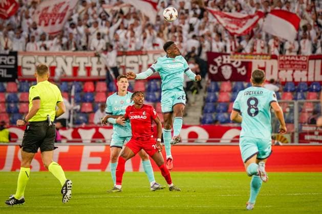 Fussball: UEFA Europa League 2025 26, 2. Spieltag - FC Bologna vs SC Freiburg - Renato Dall Ara (Bologna, Italien): Jhon Lucumi (Bologna, 26) Junior Adamu (SC Freiburg, 20) Bologna Metropolitanstadt Bologna Italien Copyright: xJOERANxSTEINSIEKx