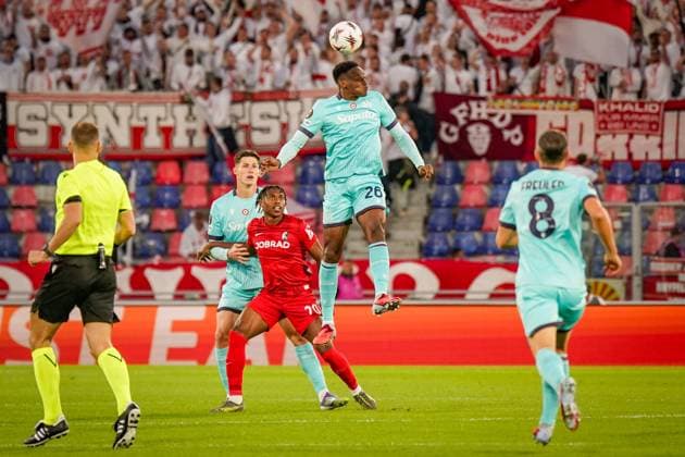 Fussball: UEFA Europa League 2025 26, 2. Spieltag - FC Bologna vs SC Freiburg - Renato Dall Ara (Bologna, Italien): Jhon Lucumi (Bologna, 26) Junior Adamu (SC Freiburg, 20) Bologna Metropolitanstadt Bologna Italien Copyright: xJOERANxSTEINSIEKx