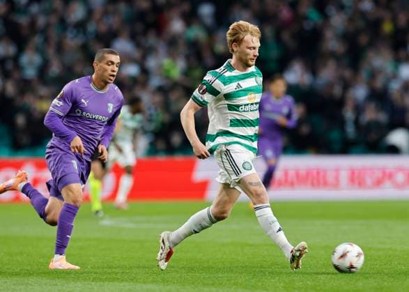 Celtic v S.C. Braga UEFA Europa League Liam Scales of Celtic (right) passes the ball under pressure from Amine El Ouazzani of S.C. Braga during the UEFA Europa League match at Celtic Park, Glasgow UK Newspapers OUT Copyright: xFredxPalmerx FIL-22308-0034