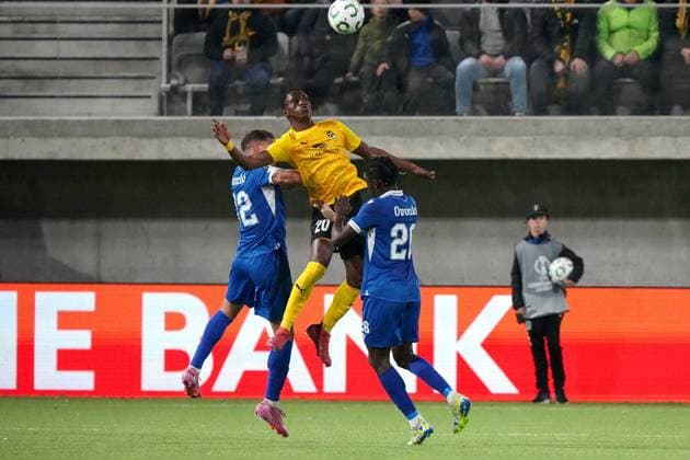 Mohamed Toure of KuPS wins a header overJorgo Pellumbi (L) and Raddy Ovouka of Drita during football UEFA Conference League match KuPS vs Drita Kosovo in Tampere, Finland on October 2, 2025. Tampere Finland LKFTVX20251002201239COLA  Copyright: xMikaxKylmäniemix LKFTVX20251002201239COLA