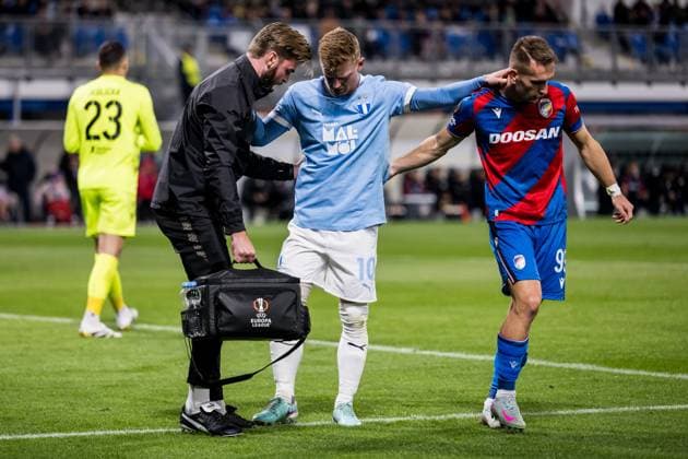 251002 Anders Christiansen of Malmö FF and Amar Memic of Viktoria Plzen during the UEFA Europa League football match between Viktoria Plzen and Malmö FF on October 2, 2025 in Plzen. Photo: Petter Arvidson BILDBYRAN kod PA PA1092 fotboll, football, soccer, fotball,uefa europa league, europa le Copyright: PETTERxARVIDSON BB251002PA100