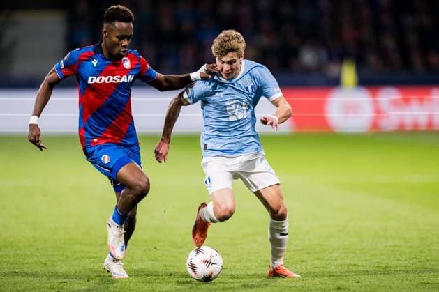 251002 Sampson Dweh of Viktoria Plzen and Hugo Bolin of Malmö FF during the UEFA Europa League football match between Viktoria Plzen and Malmö FF on October 2, 2025 in Plzen. Photo: Petter Arvidson BILDBYRAN kod PA PA1092 fotboll football soccer fotball uefa europa league europa league viktoria plzen malmö ff bbeng Copyright: PETTERxARVIDSON BB251002PA101