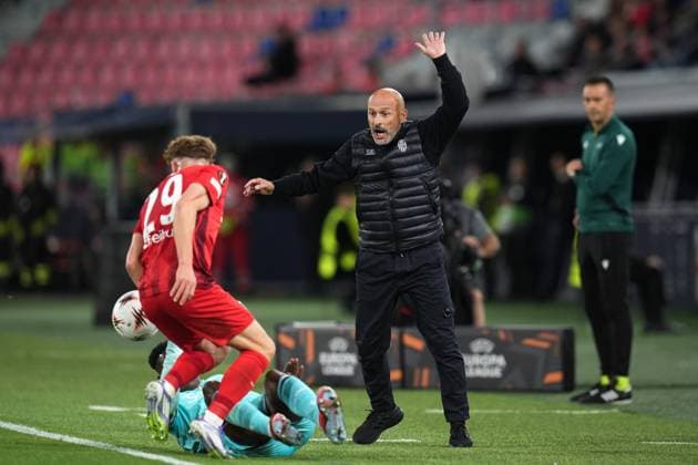 Bologna s head coach Vincenzo Italiano reacts during the UEFA Europa League soccer match between Bologna and Freiburg at the Renato DallÕAra Stadium in Bologna, north Italy - Thursday, October 2, 2025 -  Copyright: xMassimoxPaolone LaPressex
