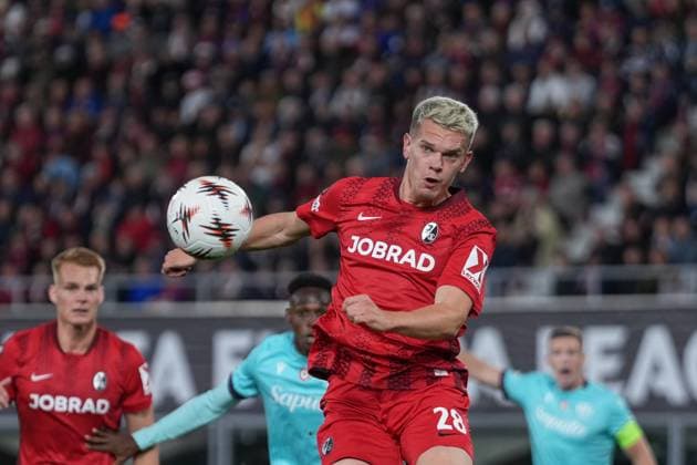 Matthias Ginter (SC Freiburg, 28) am Ball , Italien, Fussball, UEFA Europa League, 2.Spieltag, Ligaphase, 2025 2026, Bologna FC vs. SC Freiburg, 02.10.2025, Stadio Renato Dall™Ara, Bologna, Italien Bologna Stadio Renato Dall™Ara Emilia-Romagna Italien Copyright: xArnexAmbergx