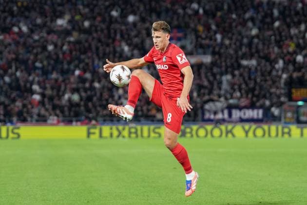 Maximilian Eggestein (SC Freiburg, 08) am Ball , Italien, Fussball, UEFA Europa League, 2.Spieltag, Ligaphase, 2025 2026, Bologna FC vs. SC Freiburg, 02.10.2025, Stadio Renato Dall™Ara, Bologna, Italien Bologna Stadio Renato Dall™Ara Emilia-Romagna Italien Copyright: xArnexAmbergx