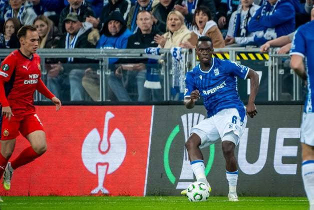 SOCCER - UEFA ECL, Poznan vs Rapid POZNAN,POLAND,02.OCT.25 - SOCCER - UEFA Conference League, KKS Lech Poznan vs SK Rapid Wien. Image shows Nikolaus Wurmbrand (Rapid) and Timothy Ouma (Poznan).  GEPAxpictures xKevinxHackner