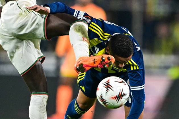 Fenerbahce v Nice - UEFA Europa League ISTANBUL, TURKIYE - OCTOBER 2: Youssef En-Nesyri (R) of Fenerbahce in action against Kojo Peprah Oppong of Nice during UEFA Europa League football match between Fenerbahce and Nice at Chobani Stadium in Istanbul, Turkiye on October 2, 2025 Serhat Cagdas Anadolu Istanbul Turkey. Editorial use only. Please get in touch for any other usage.  Copyright: x2025xAnadoluxSerhatxCagdasx