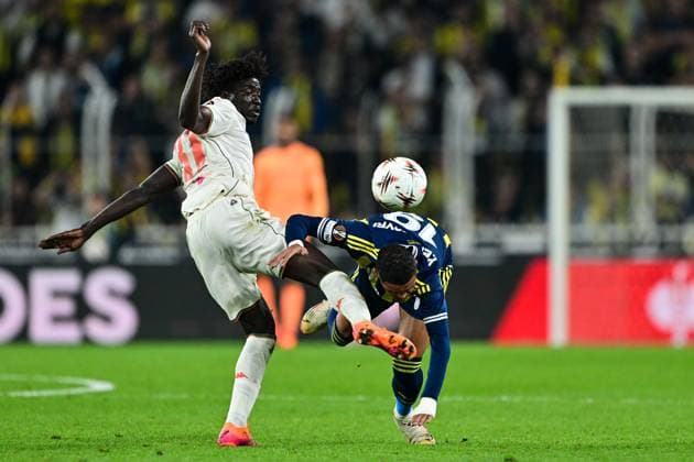Fenerbahce v Nice - UEFA Europa League ISTANBUL, TURKIYE - OCTOBER 2: Youssef En-Nesyri (R) of Fenerbahce in action against Kojo Peprah Oppong of Nice during UEFA Europa League football match between Fenerbahce and Nice at Chobani Stadium in Istanbul, Turkiye on October 2, 2025 Serhat Cagdas Anadolu Istanbul Turkey. Editorial use only. Please get in touch for any other usage.  Copyright: x2025xAnadoluxSerhatxCagdasx