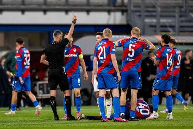 251002 Referee Enea Jorgji calls a red card and Lasse Berg Johnsen of Malmö FF during the UEFA Europa League football match between Viktoria Plzen and Malmö FF on October 2, 2025 in Plzen. Photo: Petter Arvidson BILDBYRAN kod PA PA1092 fotboll football soccer fotball uefa europa league europa league viktoria plzen malmö ff bbeng Copyright: PETTERxARVIDSON BB251002PA117