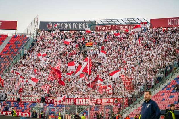 UEFA Europa League 2025 26, 2. Spieltag - FC Bologna vs SC Freiburg - Renato Dall™Ara (Bologna, Italien): Freiburger Fans im Gästeblock, rote und weiße Fahnen, geschlossene Fankurve, Choreografie und Unterstützung für den SC Freiburg, volle Ränge, emotionale Stadionstimmung. Bologna Metropolitanstadt Bologna Italien Copyright: xJOERANxSTEINSIEKx