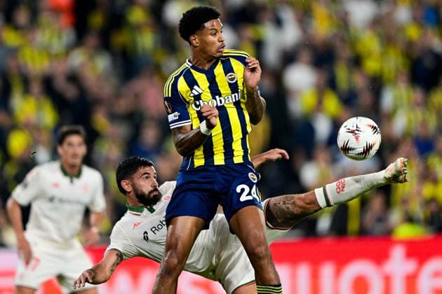 Fenerbahce v Nice - UEFA Europa League ISTANBUL, TURKIYE - OCTOBER 2: Jayden Oosterwolde (24) of Fenerbahce in action against Morgan Sanson (Rear) of Nice during UEFA Europa League football match between Fenerbahce and Nice at Chobani Stadium in Istanbul, Turkiye on October 2, 2025 Serhat Cagdas Anadolu Istanbul Turkey. Editorial use only. Please get in touch for any other usage.  Copyright: x2025xAnadoluxSerhatxCagdasx