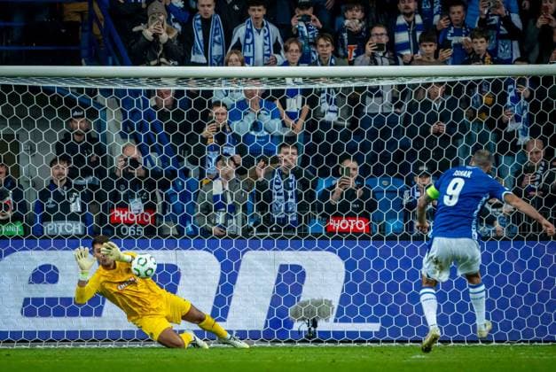 SOCCER - UEFA ECL, Poznan vs Rapid POZNAN,POLAND,02.OCT.25 - SOCCER - UEFA Conference League, KKS Lech Poznan vs SK Rapid Wien. Image shows Niklas Hedl (Rapid) saving a penalty kick by Mikael Ishak (Poznan).  GEPAxpictures xKevinxHackner