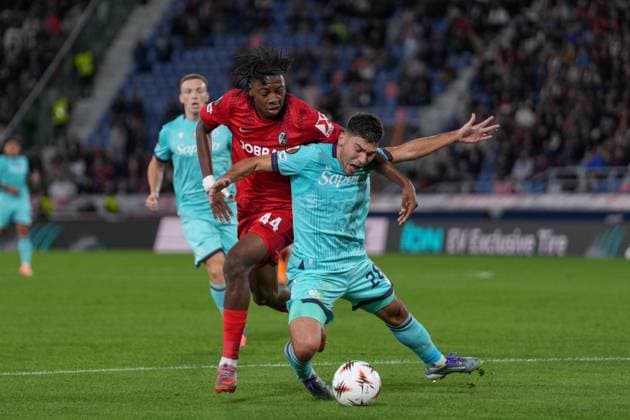 Johan Manzambi (SC Freiburg, 44) im Zweikampf mit NicolÃ² Cambiaghi Nicolo Cambiaghi (FC Bologna, 28) , Italien, Fussball, UEFA Europa League, 2.Spieltag, Ligaphase, 2025 2026, Bologna FC vs. SC Freiburg, 02.10.2025, Stadio Renato Dall™Ara, Bologna, Italien Bologna Stadio Renato Dall™Ara Emilia-Romagna Italien Copyright: xArnexAmbergx