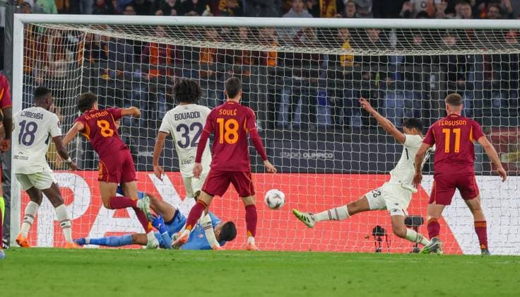 Roma vs. Lille Europa League Berke Ozer of LOSC Lilla During the 2025 26 Europa League football match between Roma and Lille at the Stadio Olimpico in Rome on October 2, 2025. Photo: Roma stadio Olimpico Roma Italia Copyright: xFABIOxSASSOxFabioxSassox Roma Lille2025_10_02Fabio Sasso6664