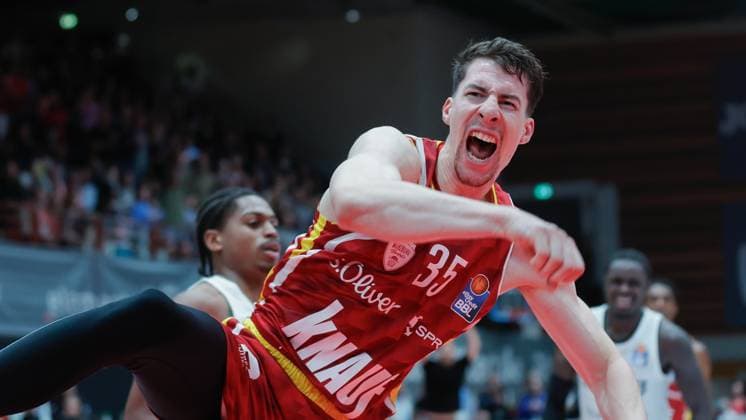Im Bild: Alen Pjanic (Wuerzburg Baskets, 35) jubelt nach seinem Dunking 02.10.2025, Fitness First Wuerzburg Baskets vs. Basketball Loewen Braunschweig, easyCredit BBL, 2. Spieltag, Deutschland, Wuerzburg, tectake-Arena, *** In the picture Alen Pjanic Wuerzburg Baskets, 35 cheers after his dunk 02 10 2025, Fitness First Wuerzburg Baskets vs Basketball Loewen Braunschweig, easyCredit BBL, Matchday 2, Germany, Wuerzburg, tectake Arena, Copyright: HMBxMedia xJulienxBecker