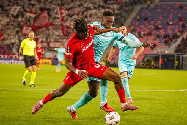 Fussball: UEFA Europa League 2025 26, 2. Spieltag - FC Bologna vs SC Freiburg - Renato Dall Ara (Bologna, Italien): Johan Manzambi (SC Freiburg, 44) Jhon Lucumi (Bologna, 26) im Zweikampf Bologna Metropolitanstadt Bologna Italien Copyright: xJOERANxSTEINSIEKx
