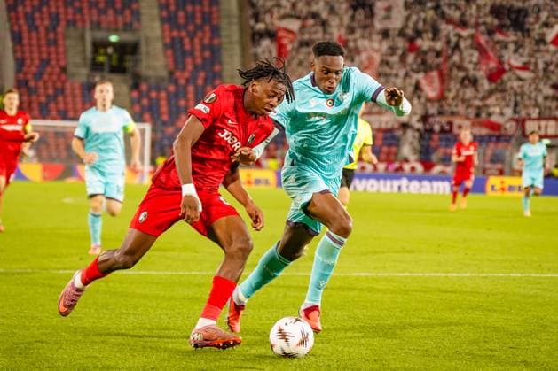 Fussball: UEFA Europa League 2025 26, 2. Spieltag - FC Bologna vs SC Freiburg - Renato Dall Ara (Bologna, Italien): Johan Manzambi (SC Freiburg, 44) Jhon Lucumi (Bologna, 26) im Zweikampf Bologna Metropolitanstadt Bologna Italien Copyright: xJOERANxSTEINSIEKx