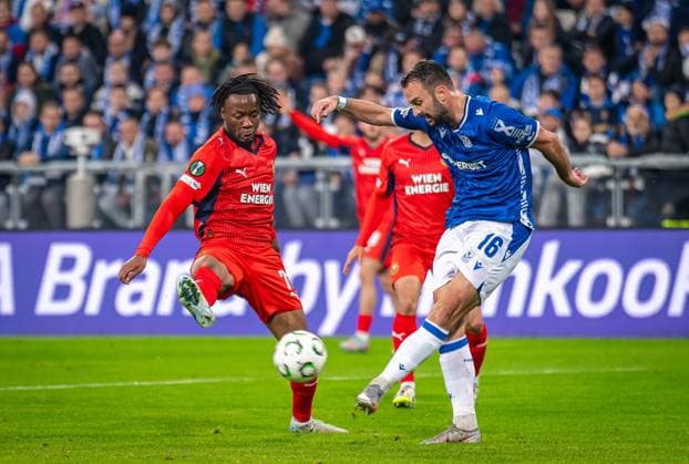 SOCCER - UEFA ECL, Poznan vs Rapid POZNAN,POLAND,02.OCT.25 - SOCCER - UEFA Conference League, KKS Lech Poznan vs SK Rapid Wien. Image shows Claudy Mbuyi (Rapid) and Antonio Milic (Poznan).  GEPAxpictures xKevinxHackner