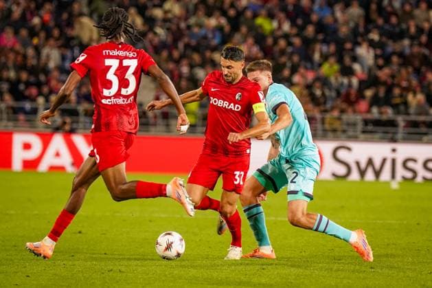 Fussball: UEFA Europa League 2025 26, 2. Spieltag - FC Bologna vs SC Freiburg - Renato Dall Ara (Bologna, Italien): Emil Holm (Bologna, 2) Vincenzo Grifo (SC Freiburg, 32) Bologna Metropolitanstadt Bologna Italien Copyright: xJOERANxSTEINSIEKx