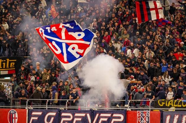 UEFA Europa League 2025 26, 2. Spieltag - FC Bologna vs SC Freiburg - Renato Dall™Ara (Bologna, Italien): Bologna-Fans mit Fahnen und Pyrotechnik im Block, dichter Rauch, leidenschaftliche Stimmung auf den Rängen, emotionale Unterstützung für den FC Bologna. Bologna Metropolitanstadt Bologna Italien Copyright: xJOERANxSTEINSIEKx