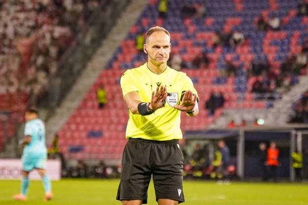 Fussball: UEFA Europa League 2025 26, 2. Spieltag - FC Bologna vs SC Freiburg - Renato Dall Ara (Bologna, Italien): Schiedsrichter Nenad Minakovic (SRB) Bologna Metropolitanstadt Bologna Italien Copyright: xJOERANxSTEINSIEKx