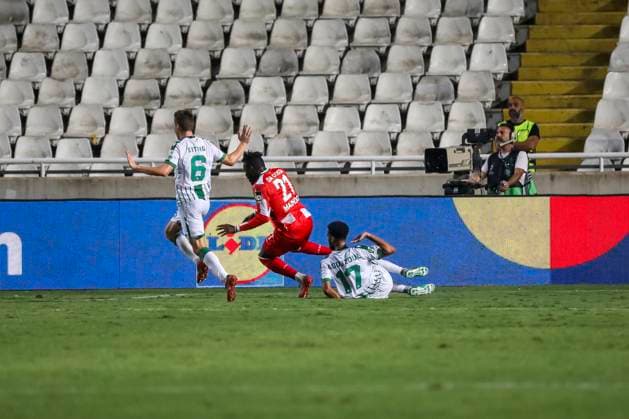 UEFA Conference League - Omonoia vs Mainz CAREL EITING of Omonoia, DANNY DA COSTA of Mainz and SAAD AGOUZOUL of Omonoia compete for the ball. Omonoia plays against Mainz for the League Phase of the UEFA Conference League at GSP Stadium, Limassol, Cyprus, on Oct. 2, 2025. Limassol Cyprus Copyright: xKOSTASxPIKOULASx