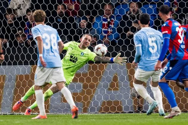 251002 Goalkeeper Robin Olsen of Malmö FF during the UEFA Europa League football match between Viktoria Plzen and Malmö FF on October 2, 2025 in Plzen. Photo: Petter Arvidson BILDBYRAN kod PA PA1092 fotboll football soccer fotball uefa europa league europa league viktoria plzen malmö ff bbeng Copyright: PETTERxARVIDSON BB251002PA158