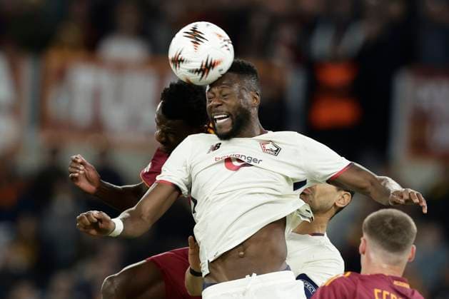 UEFA Europa League AS Roma vs Lille Olympique Sporting Club Lille Mwtropole Lille™s COD defender Chancel Mbemba challenges for the ball with Roma™s Ivorian defender Evan Ndicka during UEFA Europa League phase mech day 2 match between AS Roma vs Lille Olympique Sporting Club Lille Mwtropole at Olimpico stadium on October 02, 2025 in Rome, Italy. _BPH4798 Copyright: xAntonioxBalascox
